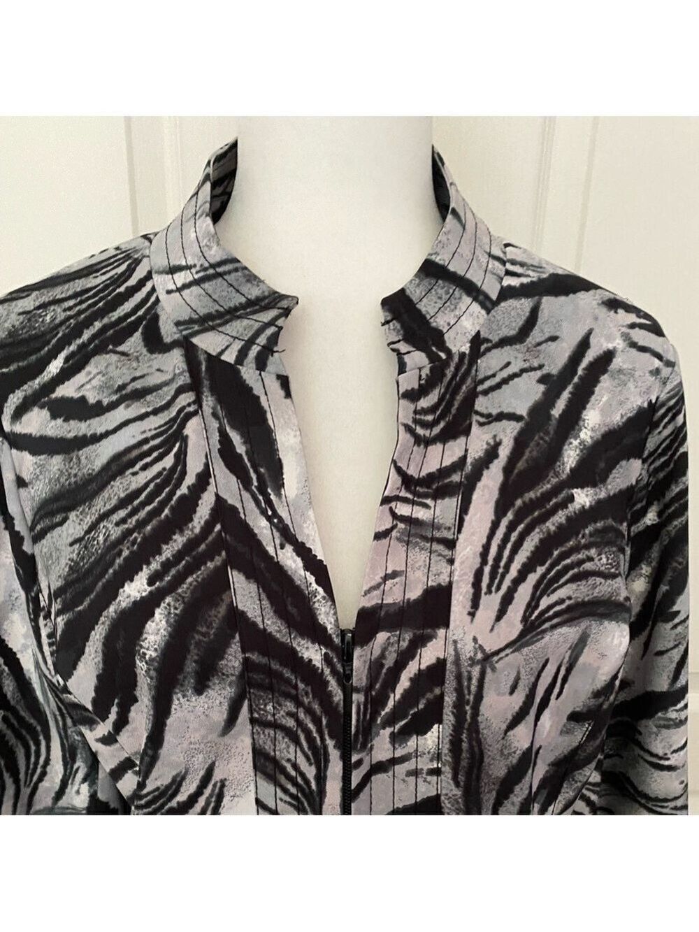 Molly & Maxx Zebra Print Zip Jacket L Petite – Bold Monochrome Statement Piece - Picture 3 of 9